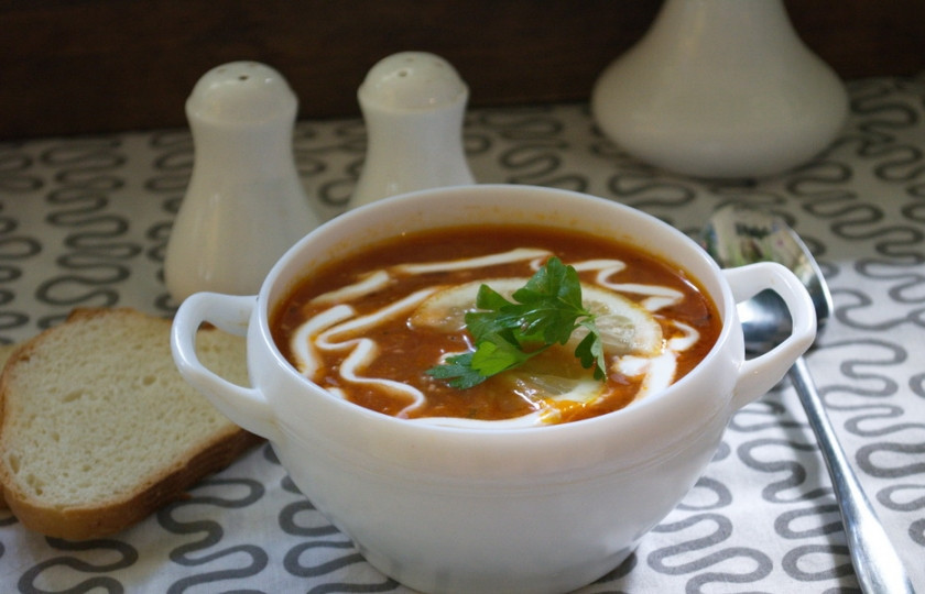 1. Этап. Солянка сборная (мясная, домашняя): Соединяем бульон с начинкой. Куриной мясо отделяем от кости, нарезаем и возвращаем обратно в суп. Солянка доводится до кипения. Добавляем специи, чеснок, соль и сахар. Варим одну минуту и выключаем. Суп настаивается 15 минут. Приятного аппетита!