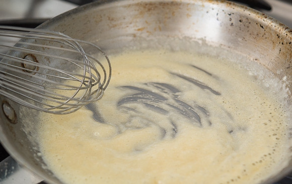 1. Этап. Сырный соус к начос: 2. После того как масло полностью растает, добавьте муку, поджарьте её до легкого золотистого цвета, постоянно помешивая.