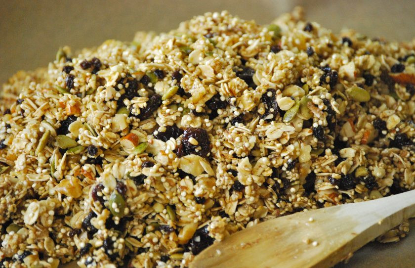 1. Этап. Овсяная гранола: 3. Противень застелите пергаментом, выложите получившуюся массу и разровняйте в единый пласт, посыпьте солью.