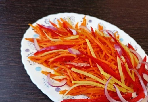 1. Этап. Салат Дыхание дракона: Сладкий перец нарезать соломкой. Художественно разложить картофельную и перечную соломку, усиливая вид огня. Я еще красный лук использовала. Острый салат готов! Приятного аппетита!