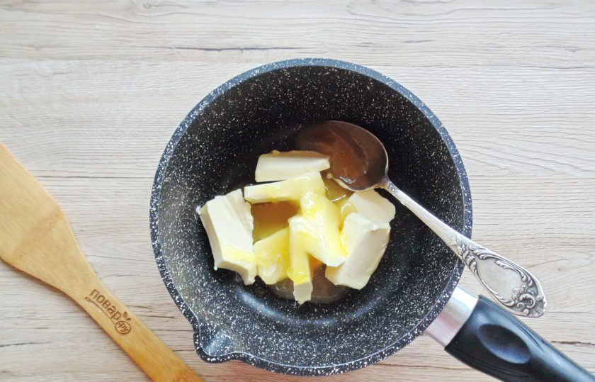 1. Этап. Медовик с вишней и сметанным кремом: В кастрюлю выложите сливочное масло и мёд.