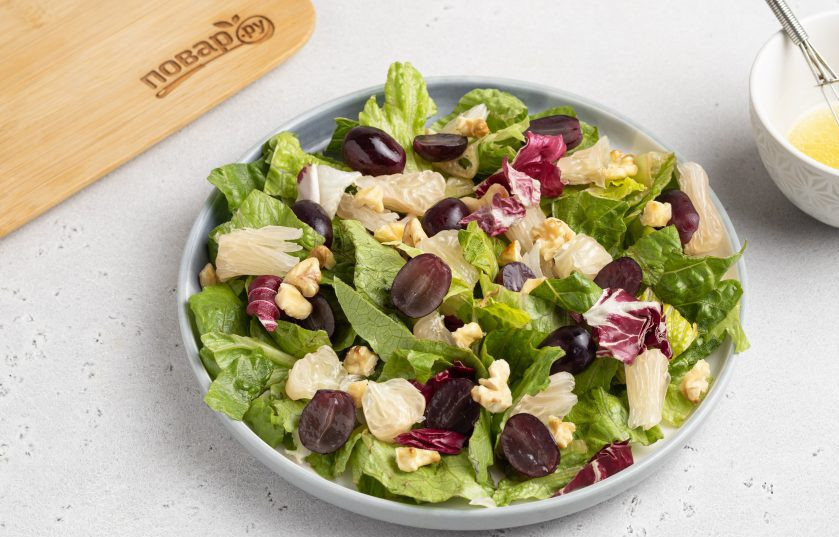 1. Этап. Салат с помело и виноградом: Выложите в миску с салатными листьями помело, виноград и грецкие орехи. Полейте заправкой и сразу подавайте салат.