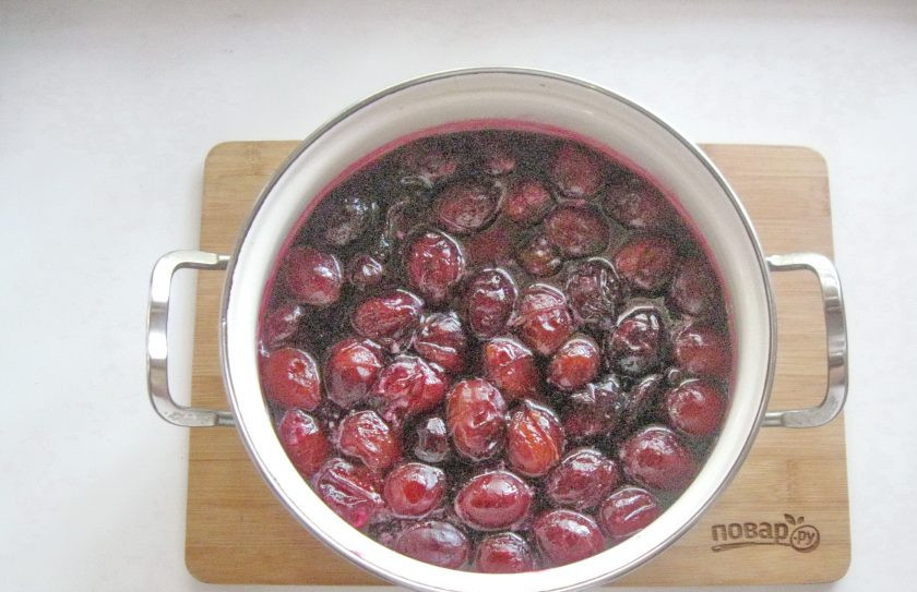 1. Этап. Варенье из целых слив: Во второй раз доведите варенье до кипения и варите на слабом огне 7-8 минут. Опять дайте варенью постоять 5-6 часов, можно ночь. Затем в третий раз доведите до кипения и сразу раскладывайте в стерилизованные баночки. Закатайте крышками и храните в прохладном месте.