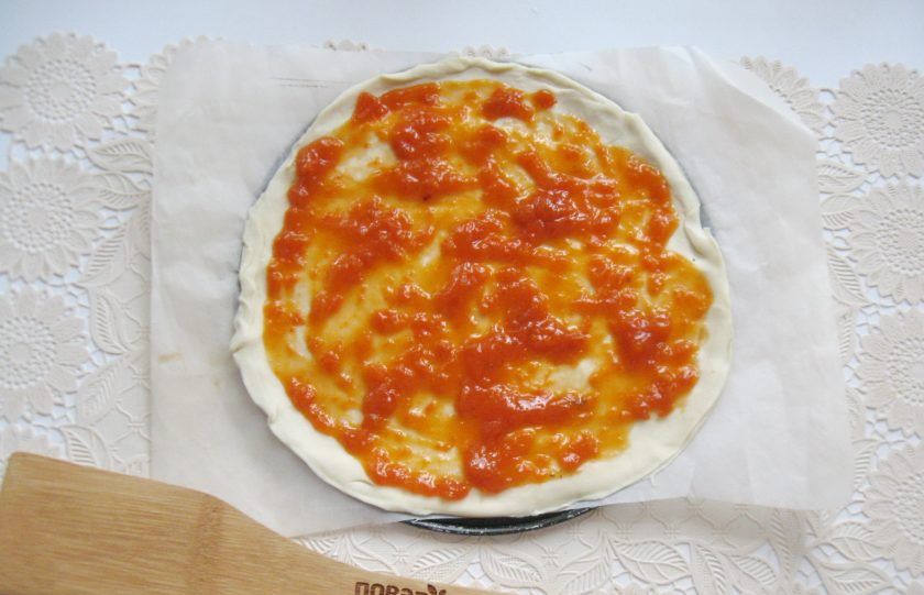 1. Этап. Пирог с абрикосовым джемом: Смажьте тесто абрикосовым джемом.