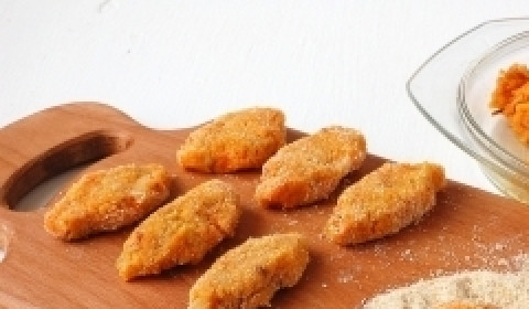 1. Этап. Морковные котлеты постные: Когда масса для котлет остынет, формируем котлеты и обваливаем их в панировочных сухарях.