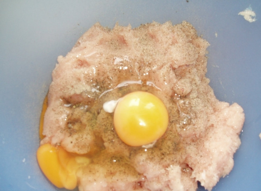 1. Этап. Котлеты из куриных желудков: 4. После этого смешиваем фарш с луком и размоченным хлебом, взбиваем яйцо. Солим и перчим по вкусу. Можно также добавить какие-либо специи для курицы на собственное усмотрение. Хорошенько перемешиваем все ингредиенты до получения однородной массы.