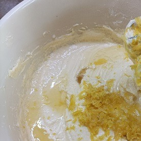 1. Этап. Глазированный лимонный пирог: Продолжая взбивать, добавьте одно яйцо и хорошо перемешайте, затем добавьте около 2 столовых ложек муки и перемешайте до однородной массы. Продолжайте добавлять остальные яйца и муку по паре столовых ложек. Затем добавьте лимонный сок, лимонный ликер (лимончелло) и цедру одного лимона.