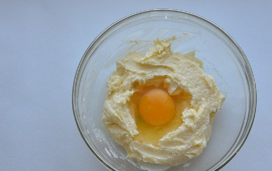 1. Этап. Творожно-сметанный торт: 2. Добавьте яйцо, щепотку соли и разрыхлитель. Все как следует перемешайте.