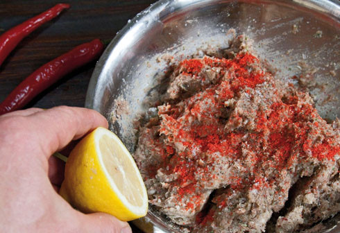 1. Этап. Люля-кебаб на мангале: К фаршу выдавливаем немного сока из лимона, солим, перчим и добавляем специи по вкусу (зиру, кардамон)