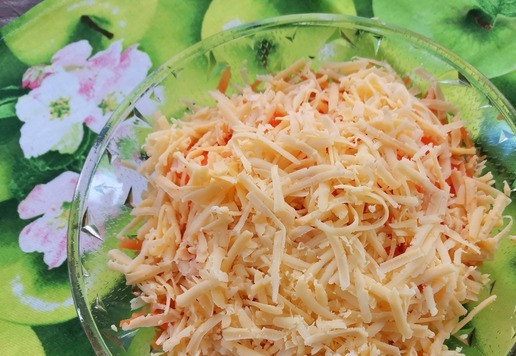 1. Этап. Салат Март: Натереть на крупной тёрке сыр.