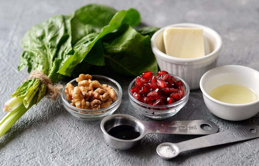 1. Этап. Салат со шпинатом, орехами и гранатом: Подготовьте все ингредиенты.