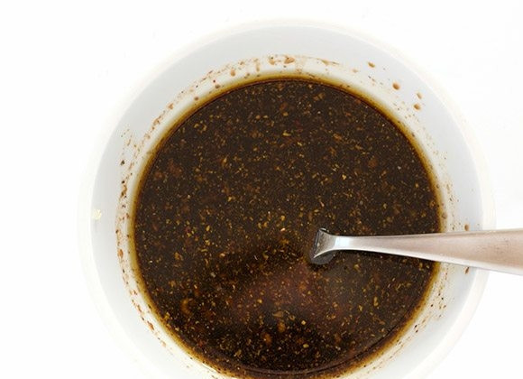 1. Этап. Куриные бедра с сыром и томатами: 1. В миске смешайте оливковое масло, сахар, бальзамический уксус, соевый соус, измельченные зубчики чеснока, молотый перец.