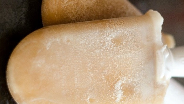 1. Этап. Мороженое с колой: 4. Вот такой у нас получится замороженный сок на основе колы и сока лайма. В массу при взбивании можно добавить сливки или другой фруктовый наполнитель, от этого вкус мороженого изменится.