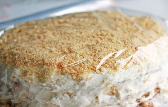 1. Этап. Простой тортик: 8. Аккуратно накройте готовый тортик пленкой и уберите его в холодильник на полчасика.