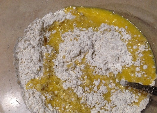 1. Этап. Шоколадная Кармелита: 3. Выливаем масло в овсяно-мучную смесь и сначала ложкой, а потом руками перемешиваем.