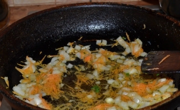 1. Этап. Щавелевый борщ: Немного обжариваем на растительном масле морковь с луком.