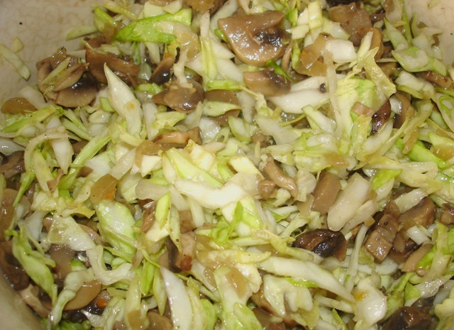 1. Этап. Вареники с капустой и грибами: Пока тесто отдыхает, займемся начинкой. Для нее нам нужно нашинковать капусту, посолить ее немного и помять. Репчатый лук нарезаем мелко и обжариваем на растительном масле до золотистого цвета. Выкладываем на сковороду к луку нарезанные грибы, жарим все вместе, пока из грибов не выпарится лишняя влага, затем солим грибы и приправляем специями. Соединяем капусту с грибами (еще теплыми), перемешиваем все.