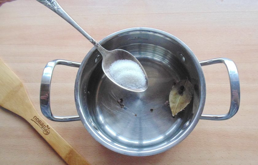1. Этап. Соление селедки: Насыпьте в кастрюлю сахар.