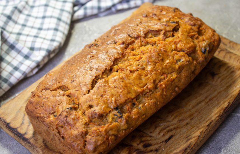 1. Этап. Морковный кекс с орехами: Достаньте готовый кекс и дайте ему остыть.