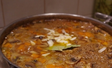 1. Этап. Картошка, тушенная с мясом и грибами: А теперь добавим измельченный чеснок и лавровый лист. Пробуем блюдо. Если надо, добавим соли. Тушим еще минут 5-10.