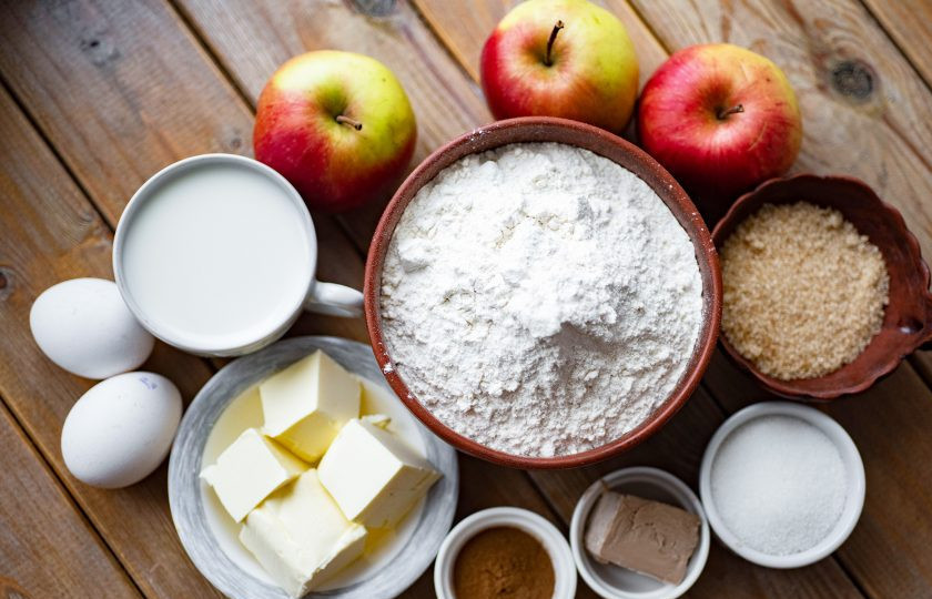 1. Этап. Булочки с яблоком и корицей из дрожжевого теста: Подготовьте все ингредиенты. Яблоки помойте. Молоко должно быть теплым, поэтому немного подогрейте его в сотейнике (должно быть примерно 35-37 градусов).