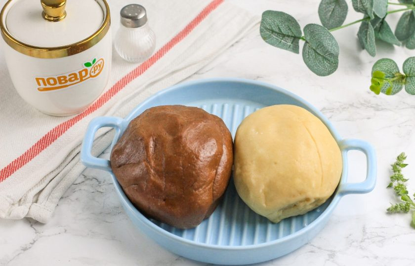 1. Этап. Шоколадно-ванильное печенье: У вас должно получиться два колобка теста: ванильное и шоколадное. Причем сорт шоколада вы можете выбирать по своему вкусу.