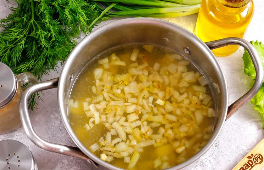 1. Этап. Горчичный суп: Выложите луковую зажарку в кастрюлю к отварному картофелю, добавьте 1 ст.л. горчицы и сливки. Прогрейте до кипения и выключите нагрев.