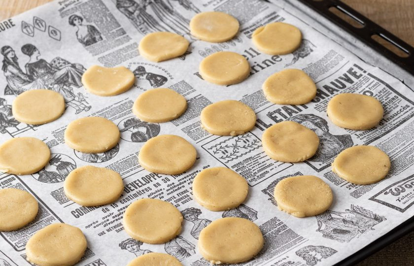 1. Этап. Постное медовое печенье без яиц: Выложите печенье на пергамент для выпечки на небольшом расстоянии друг от друга. Выпекайте 5-7 минут в заранее разогретой до 200 градусов духовке.