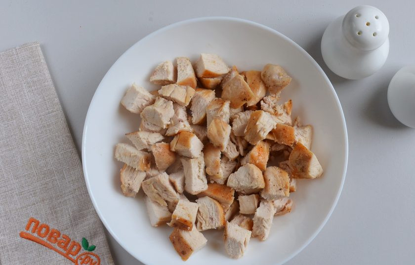 1. Этап. Слоеный салат из курицы: Порежьте крупными кубиками мясо.