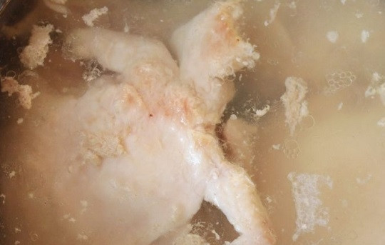 1. Этап. Борщ с курицей и свеклой: 1. Вымойте курицу (ножки, бедрышки и т.д.), отправьте в кастрюлю с водой. Доведите до кипения, убавьте огонь и варите на среднем огне до мягкости, убирая пену.