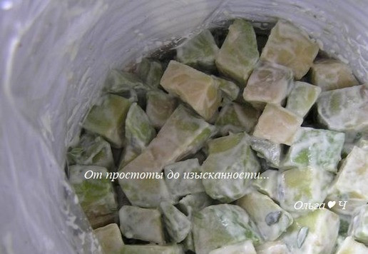 1. Этап. Салат Мартовский фьюжн: Затем неспеша соберите салаты в кольца (у меня как раз в то время были 2 жестяные банки, которые я застелила пищевой пленкой). Для этого кольца поставьте на сервировочные тарелки, разложите в кольца салат из авокадо, разровняйте, аккуратно прижимая ложкой.