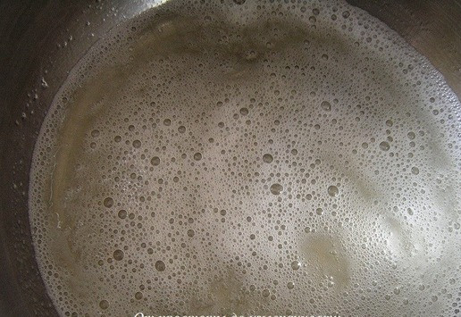 1. Этап. Фисташковое пирожное с брусничным семифреддо: Приготовьте бисквит. Выложите белки в небольшую кастрюльку, добавьте 30 г сахара и немного нагрейте (до температуры 45*С), все время помешивая венчиком, чтобы белки не пристали ко дну.