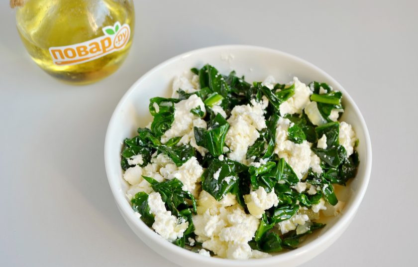 1. Этап. Курица со шпинатом: 5. Фету раскрошите руками, соедините со шпинатом, перемешайте. Солить не нужно, фета достаточно соленая.