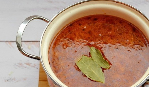 1. Этап. Борщ с бараниной и печёной свеклой: По желанию можете добавить в борщ с бараниной любые специи, я же ограничусь парочкой лавровых листов, потому что использовала насыщенный по вкусу и аромату Краснодарский соус. Готовому борщу дайте настояться под крышкой 15-20 минут и можно обедать.