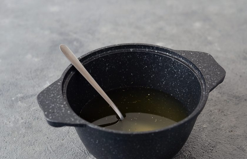 1. Этап. Бродячие огурцы: Слейте рассол в кастрюлю, доведите до кипения и проварите 2-3 минут.