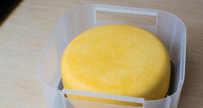 1. Этап. Сыр Маасдам: Теперь сыр смажьте маслом. Оставьте его ещё на 4 дня в холодильнике. Перенесите 