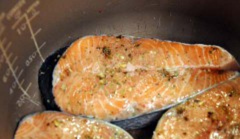 1. Этап. Запеченная семга в мультиварке: В чашу мультиварки добавляем растительное масло, выкладываем рыбу. Ставим режим 