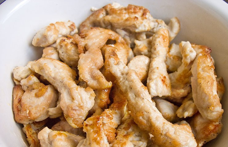 1. Этап. Бефстроганов из индейки со сметаной: Филе быстро покрывается красивой золотистой корочкой.