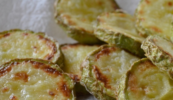 1. Этап. Кабачки по-марсельки: Теперь обжариваем кабачки на растительном масле. Кладем на салфетку, чтобы с них стекло масло.