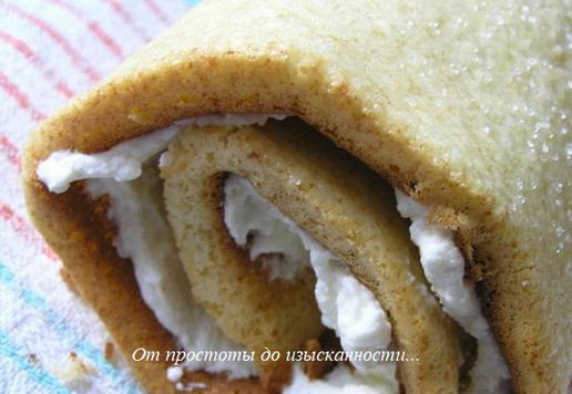 1. Этап. Рулет на сгущёнке с миндалём: Сверните в рулет.