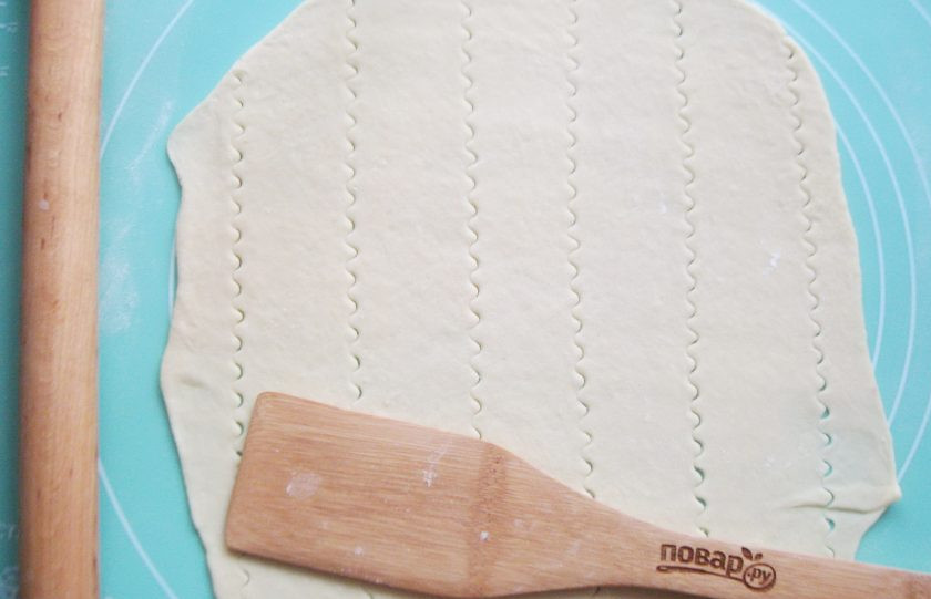 1. Этап. Урама: Нарежьте тесто полосками шириной 3-4 сантиметра.