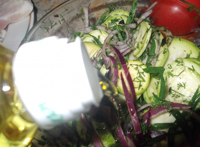 1. Этап. Пангасиус в фольге: Добавляем все это к кабачкам. Солим, перчим по вкусу. Потом немного сока лимона. Слегка перемешиваем. И растительного масла тоже немного.