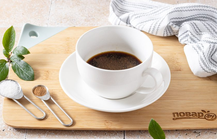 1. Этап. Капучино с корицей: Добавьте в кофе молотую корицу и сахар, перемешайте.