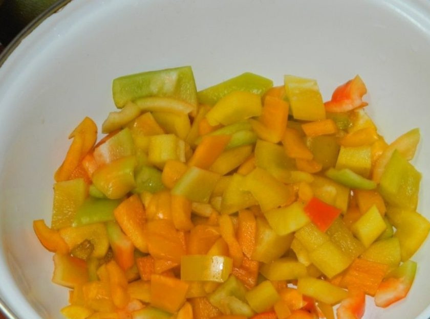 1. Этап. Жгучка: Нарежьте болгарский перец.