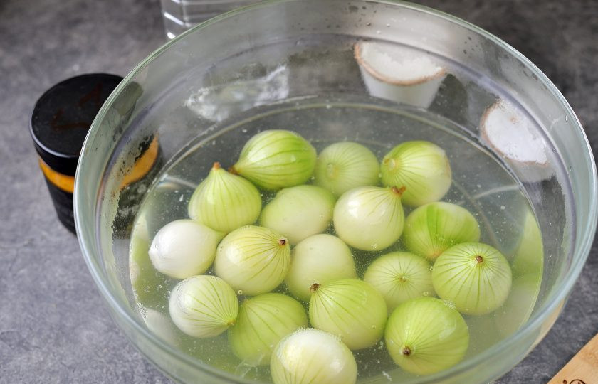 1. Этап. Луковички на индийский манер: Переложите лучок в глубокую миску, залейте кипятком, оставьте минут на 10.