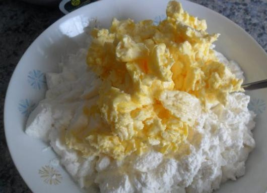 1. Этап. Пасха со вкусом крем-брюле: 3. Соедините его с творогом и перемешайте до однородности. Можно использовать погружной блендер, чтобы не было комочков.