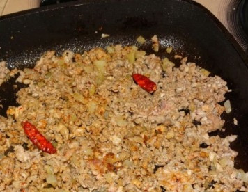 1. Этап. Свиха: Минут через 5 добавим специи. Перец черный молотый и острый перчик, соль. Можно добавить сухого или свежего измельченного чеснока.