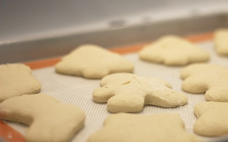 1. Этап. Печенье со сметаной: 9. Выпекается такое печенье со сметаной в домашних условиях всего 12-15 минут. Как только оно немного увеличилось в размере, уже можно проверить готовность зубочисткой.