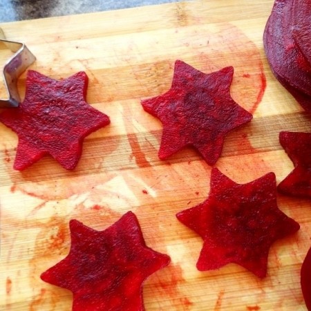 1. Stage. Beetroot herring appetizer: Peel and cut the boiled beets with medium-thick plates. Cut out portioning molds from the plates, you can have any shape: round, triangular, and if you make such an appetizer for the New Year, you can in the form of a Christmas tree, use cookie cutters for this.