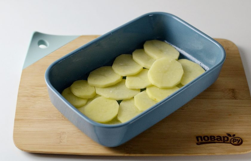 1. Этап. Cоевое мясо по-французски: Картофель очистите, нарежьте кружочками. Выложите на дно формы для выпечки половину.